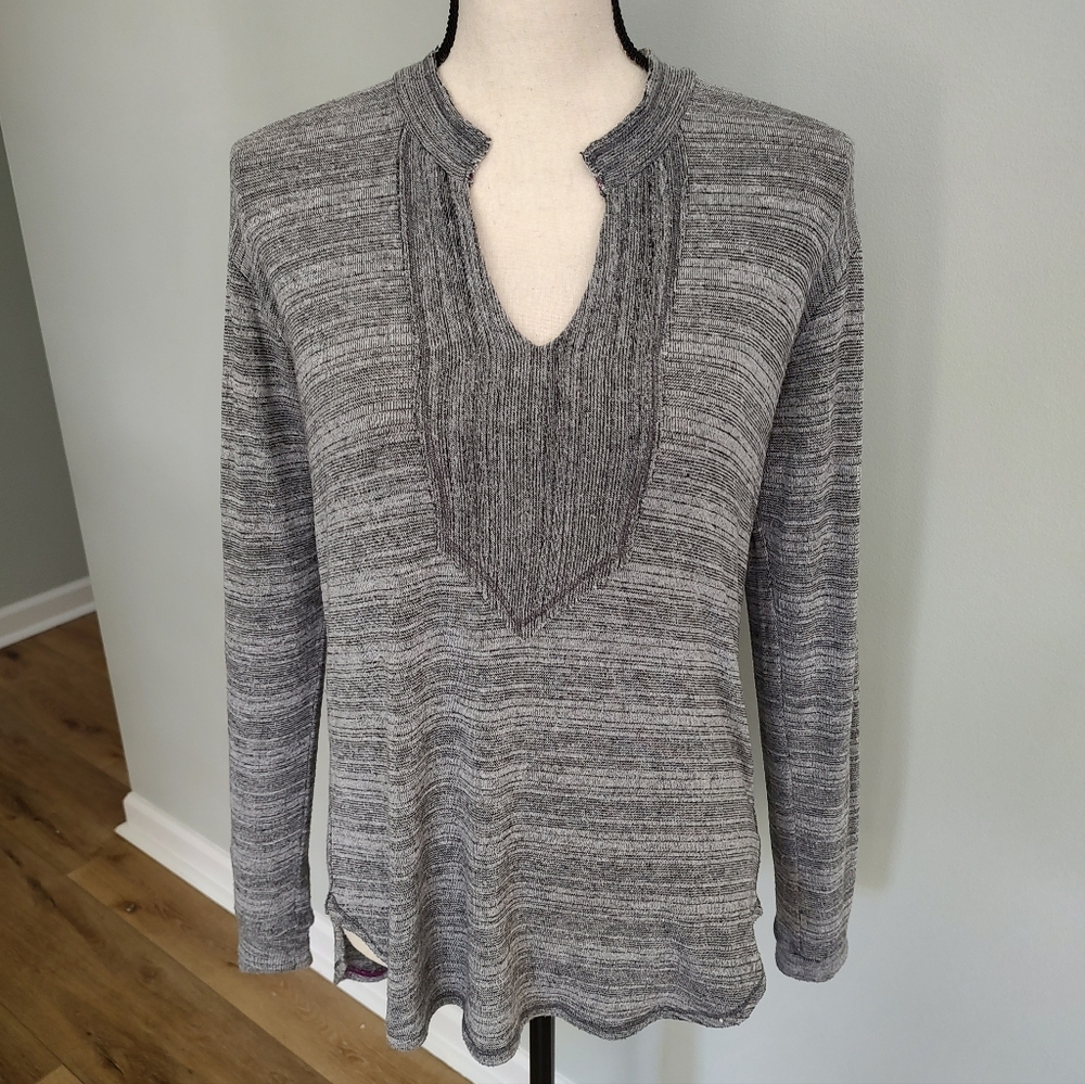 XiRENA Elena Gilbert Style Fitted Top Gray Marled Stripe V-Neck Size S